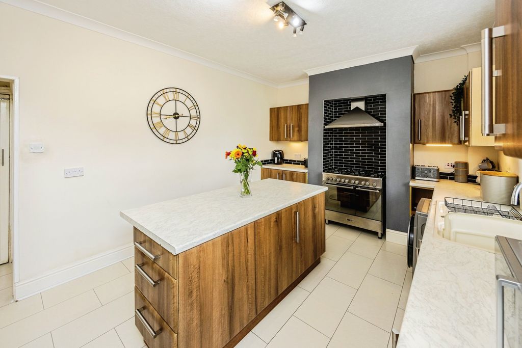 Property photo 1 of 18 Kitchen