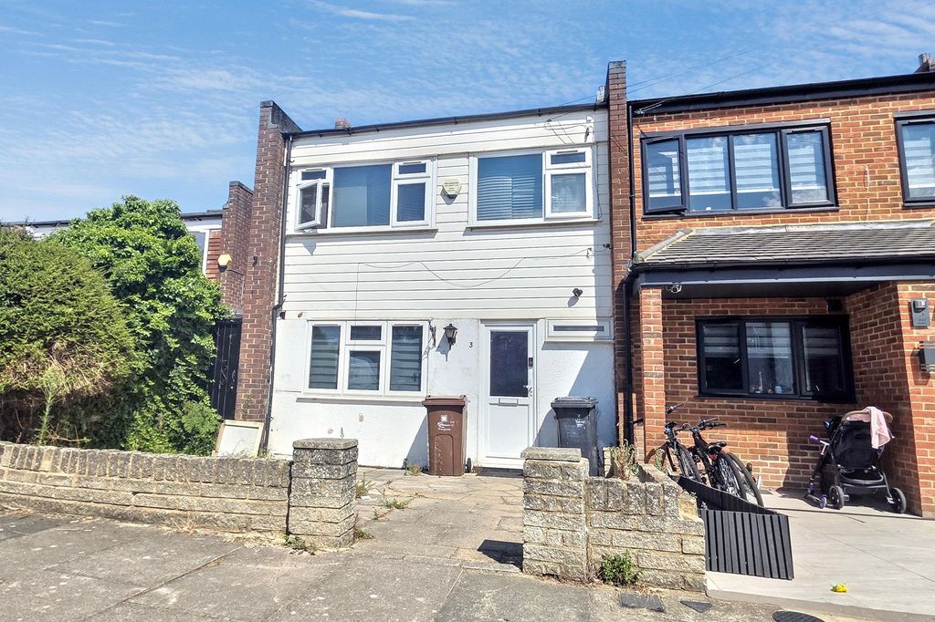 Property photo 1 of 3 3 Rowan Way, Romford, Essex Rm6 5Pl