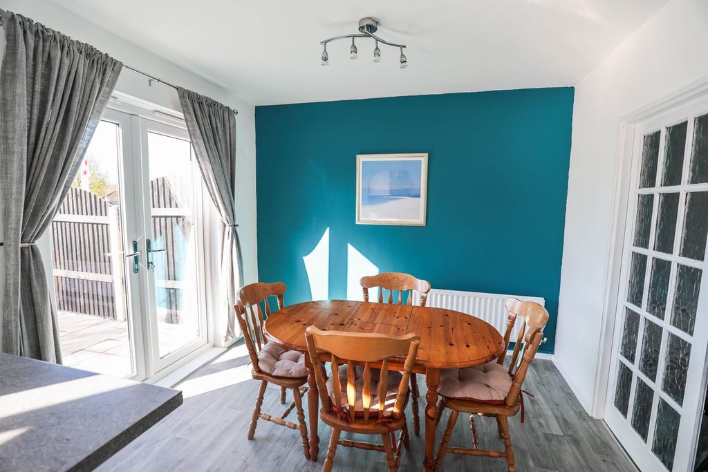 Property photo 3 of 17 Dining Kitchen