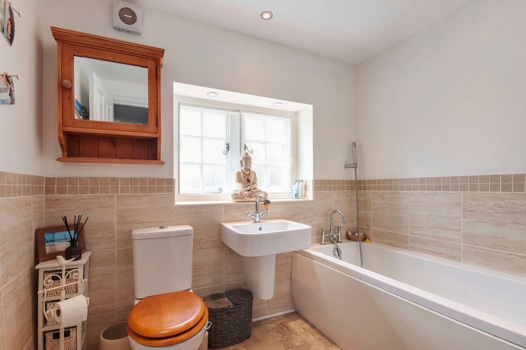 Additional image 13 of 2 bed flat for saleLingfield Road, Edenbridge TN8