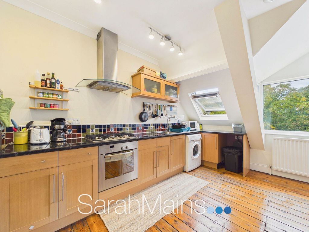 Property photo 3 of 10 Kitchen