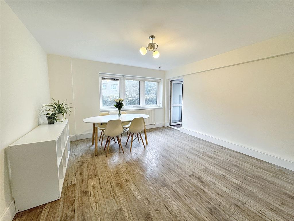 Property photo 1 of 11 Lounge