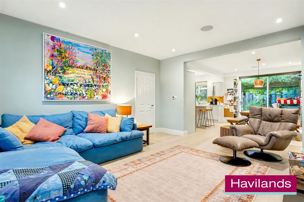 Property photo 3 of 23 Hoodcote Gardens N21 2Ne-8.Jpg