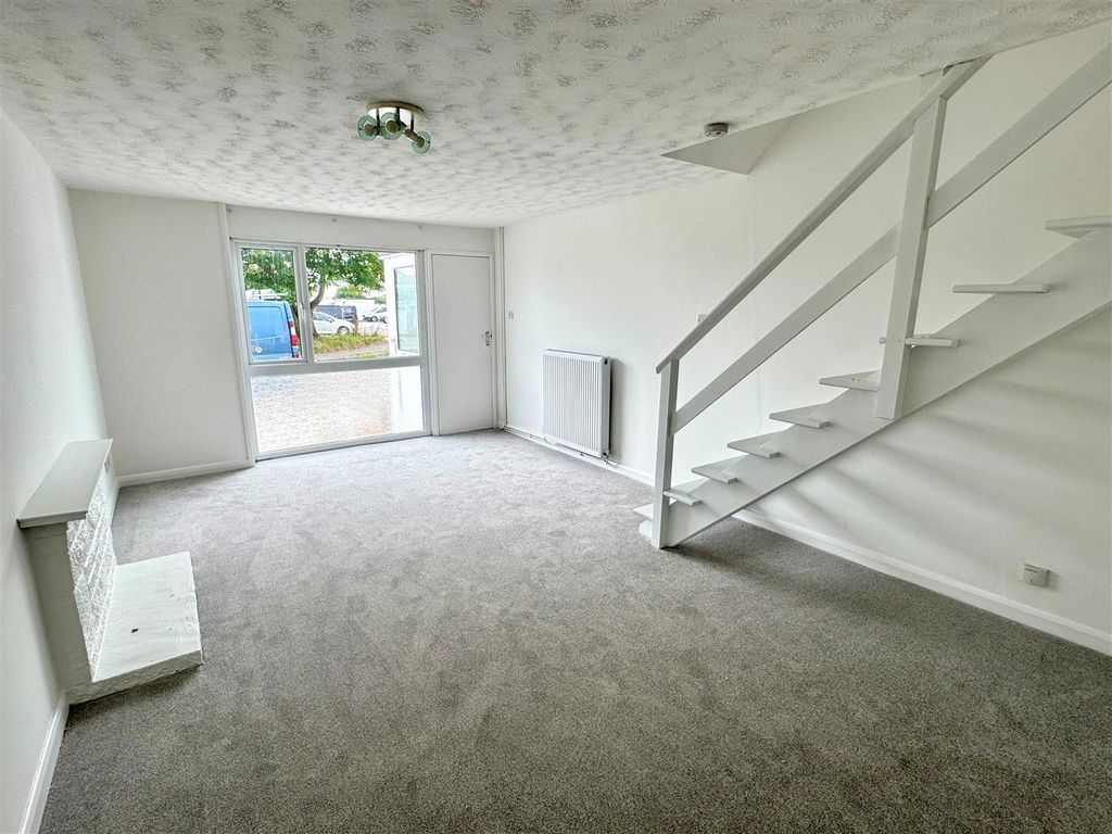 Property photo 2 of 8 43 Pendragon Crescent Lounge