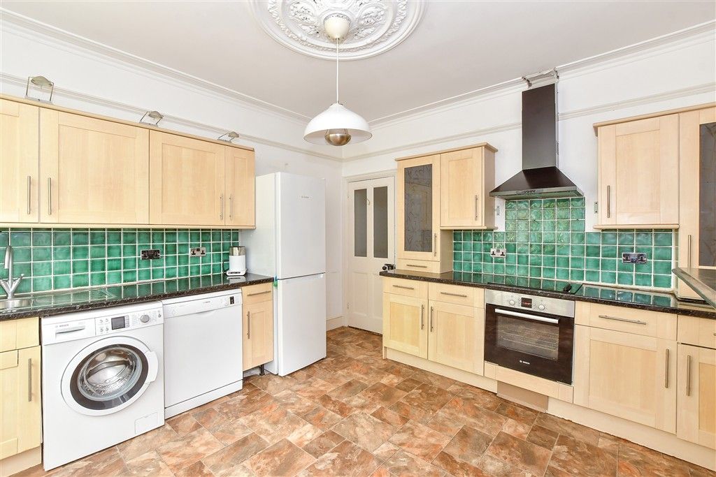 Property photo 3 of 10 Kitchen