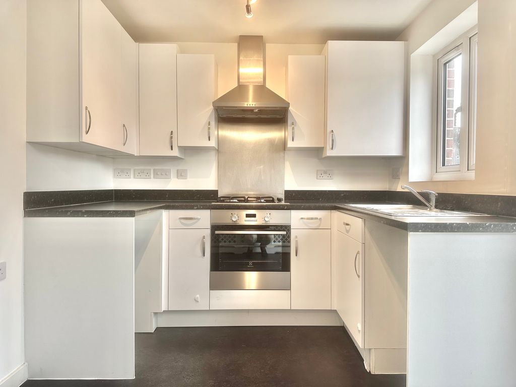 Property photo 2 of 11 Kitchen