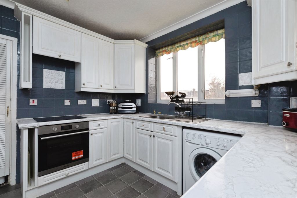 Property photo 3 of 12