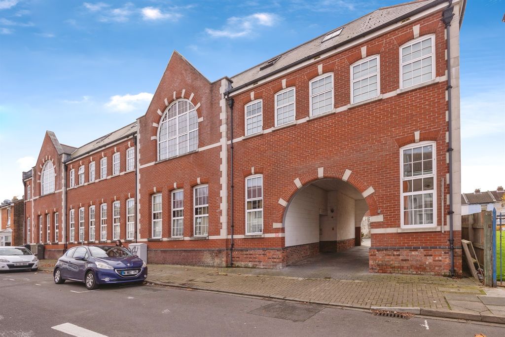 Property photo 1 of 21