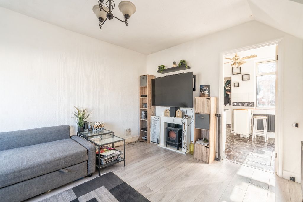 Property photo 2 of 16 4799742