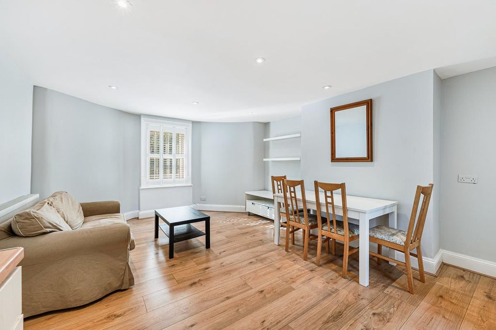Property photo 2 of 7 1 Oxford Road North-3.Jpg