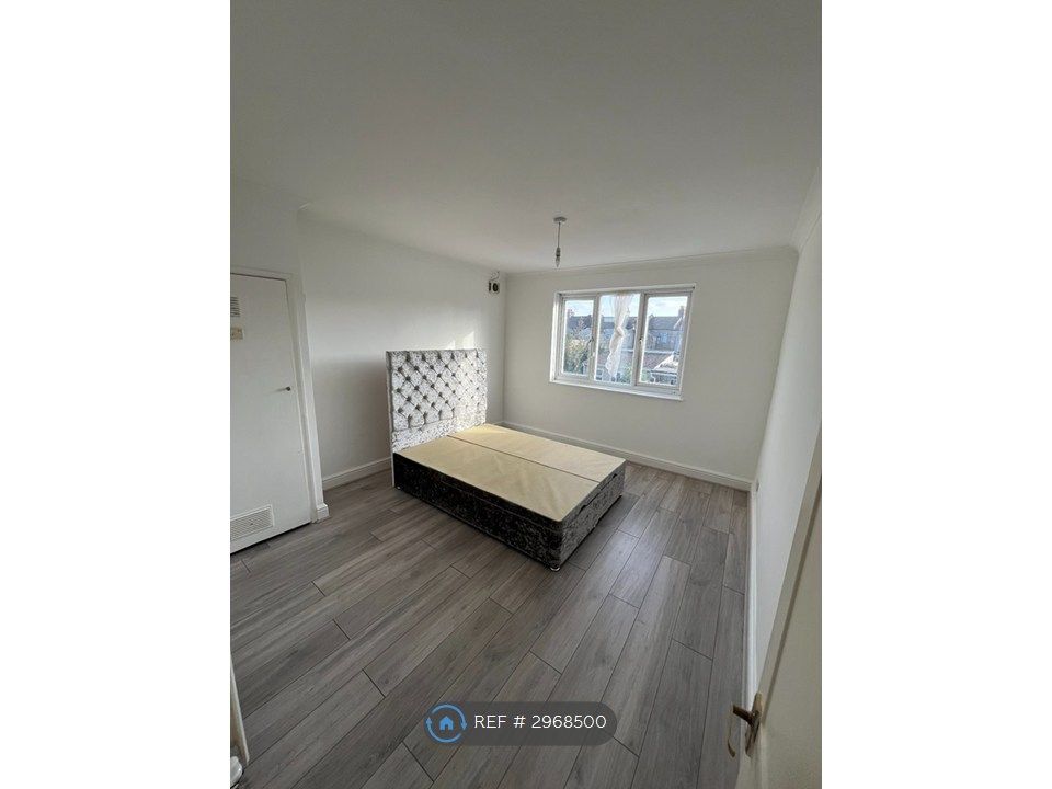 Property photo 3 of 8 Master Bedroom