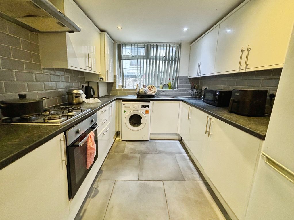 Property photo 3 of 11 4