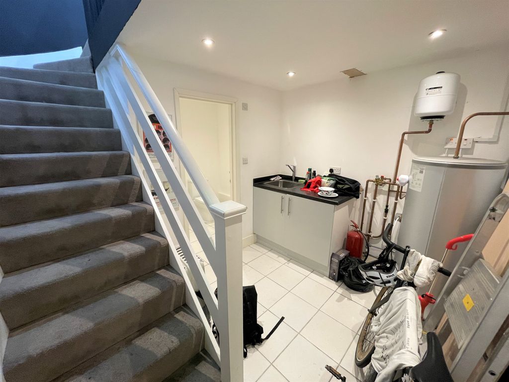 Property photo 2 of 4 26 Lavender Hill, London Sw11 5Rn