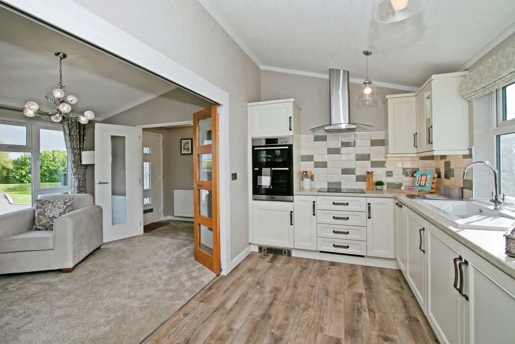 Property photo 2 of 16 Kitchen Diner