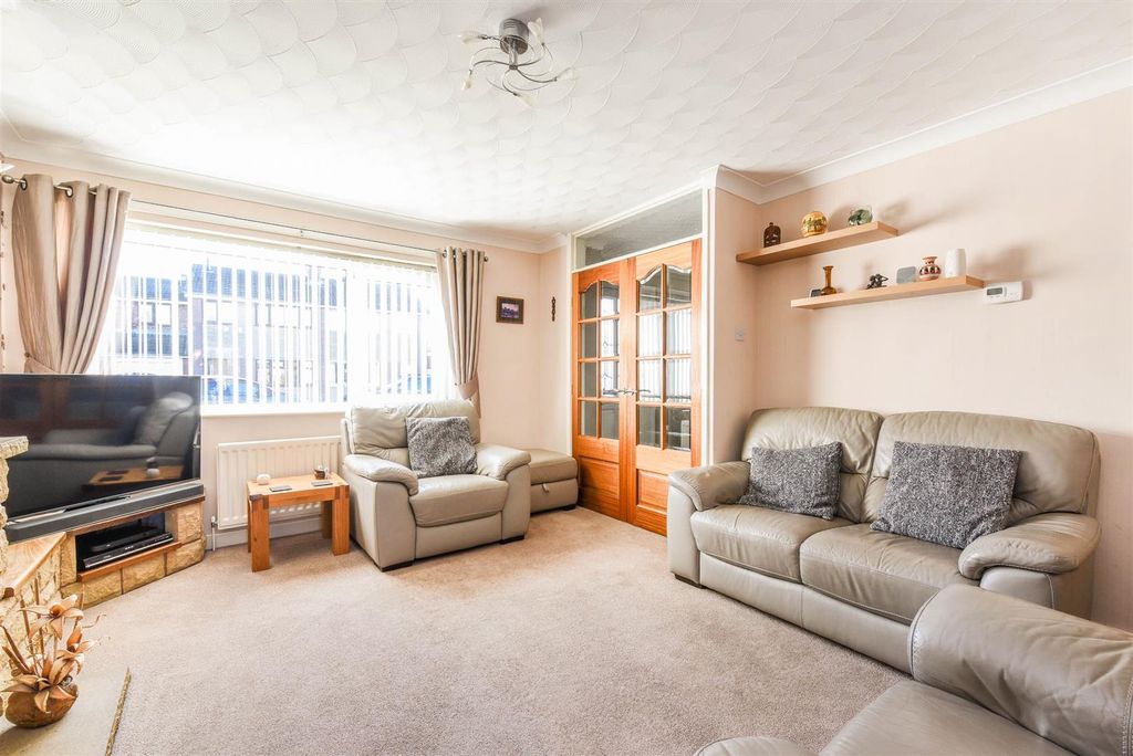 Property photo 3 of 16 Lounge