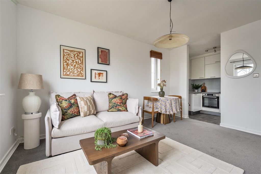 Property photo 1 of 17 Horn Lane, Ig8