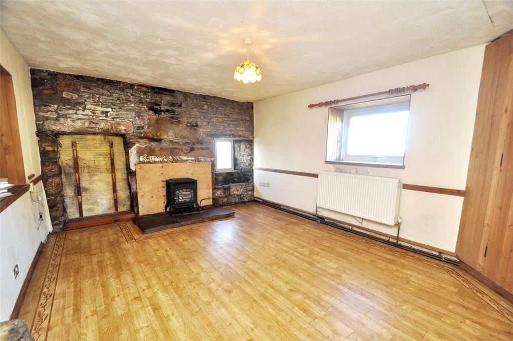 Property photo 3 of 24 Living Room (1)