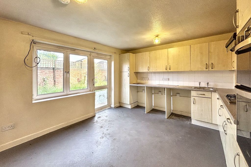 Property photo 3 of 18 171 Medora Road, Romford, Essex Rm7 7Et