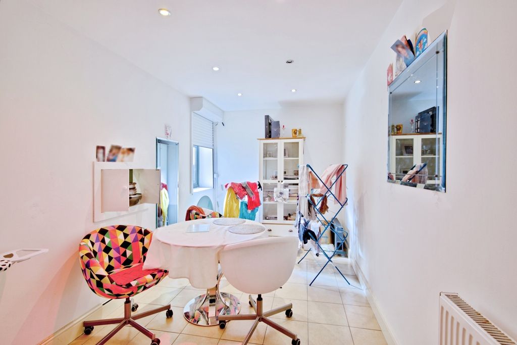 Property photo 3 of 15 Lounge