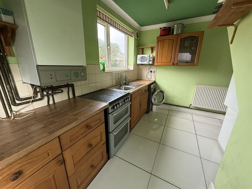 Property photo 3 of 19 Kitchen