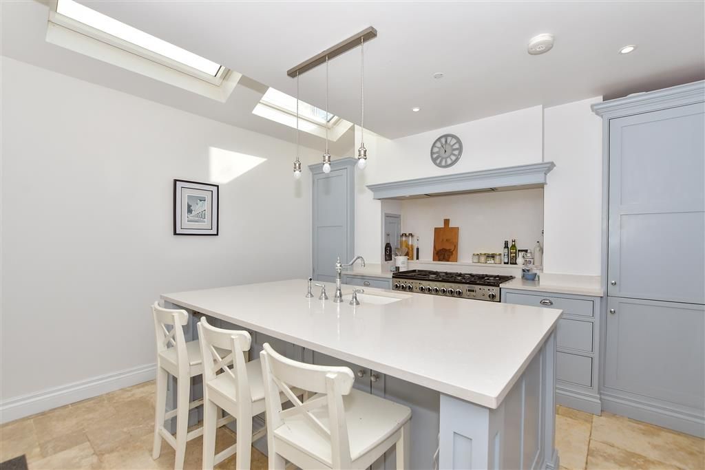 Property photo 3 of 19 Kitchen