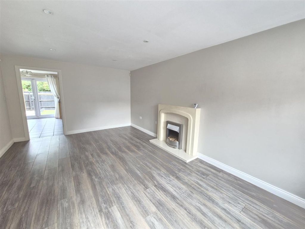 Property photo 3 of 14 Lounge