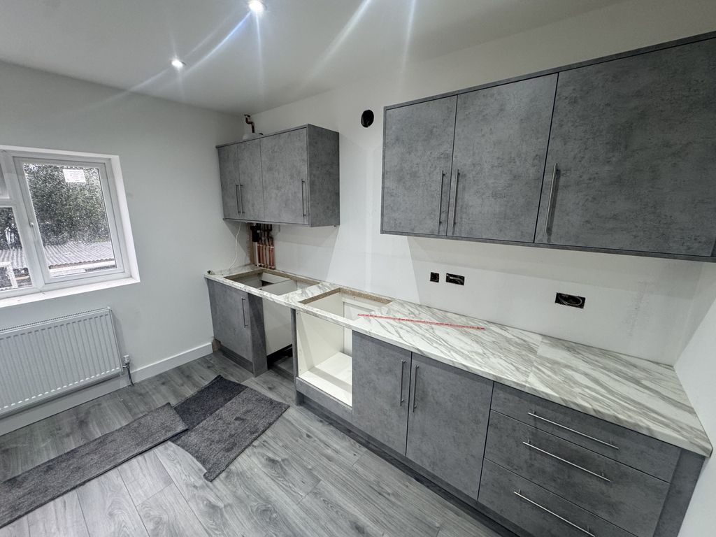 Property photo 1 of 10 4 Bed Flat To Rent Greenford Avenue