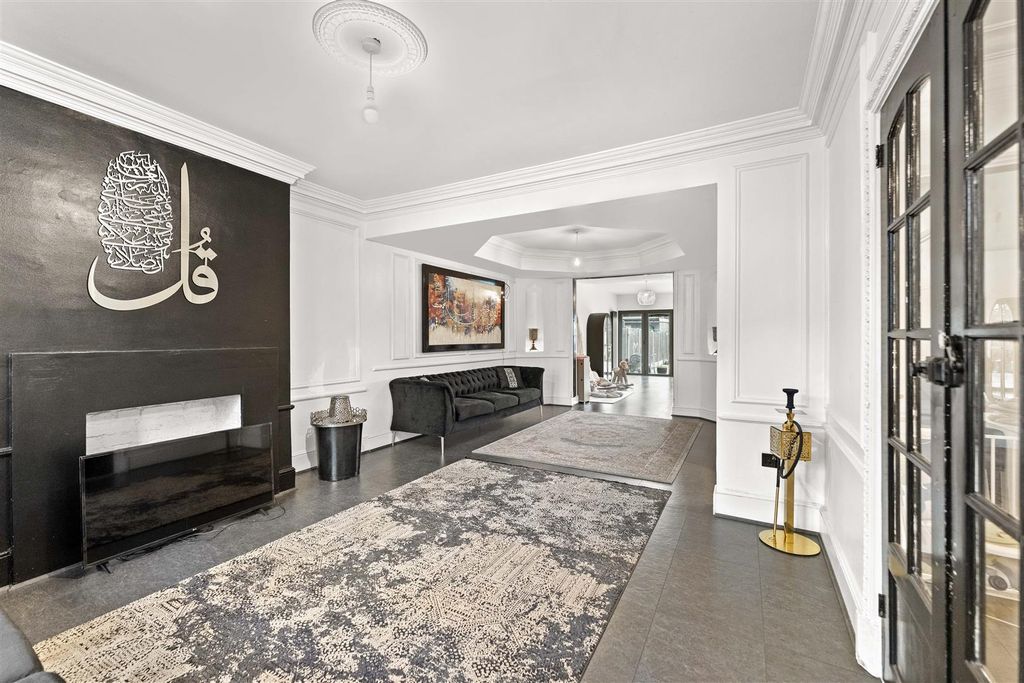 Property photo 3 of 28