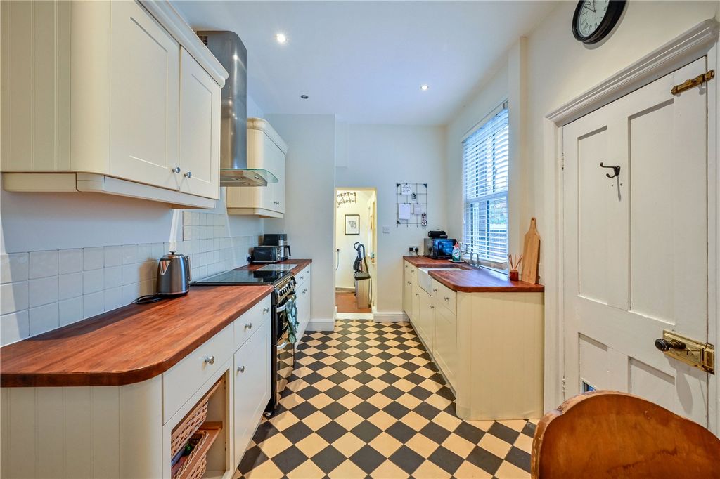 Property photo 2 of 23 Picture No. 17