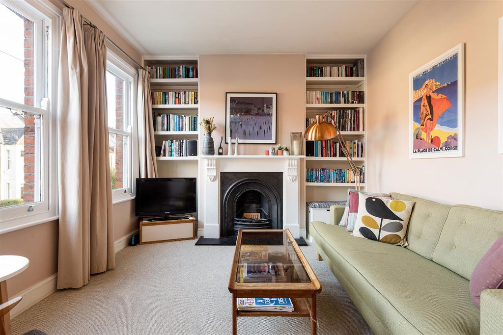 Property photo 3 of 33 Brettenham Road, E17