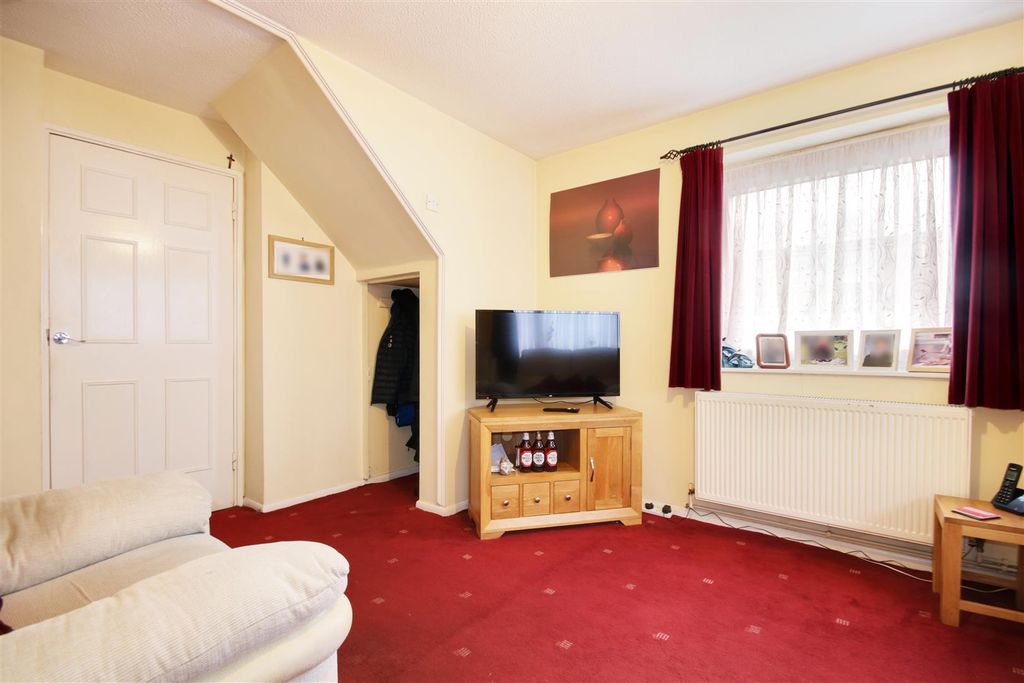 Property photo 3 of 20 26 Hadrians Ride, Enfield, Middlesex, En1 1Dg