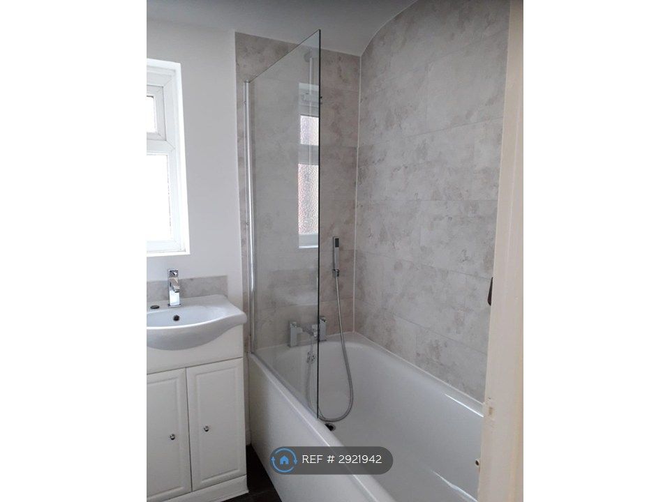 Property photo 3 of 9 Bathroom