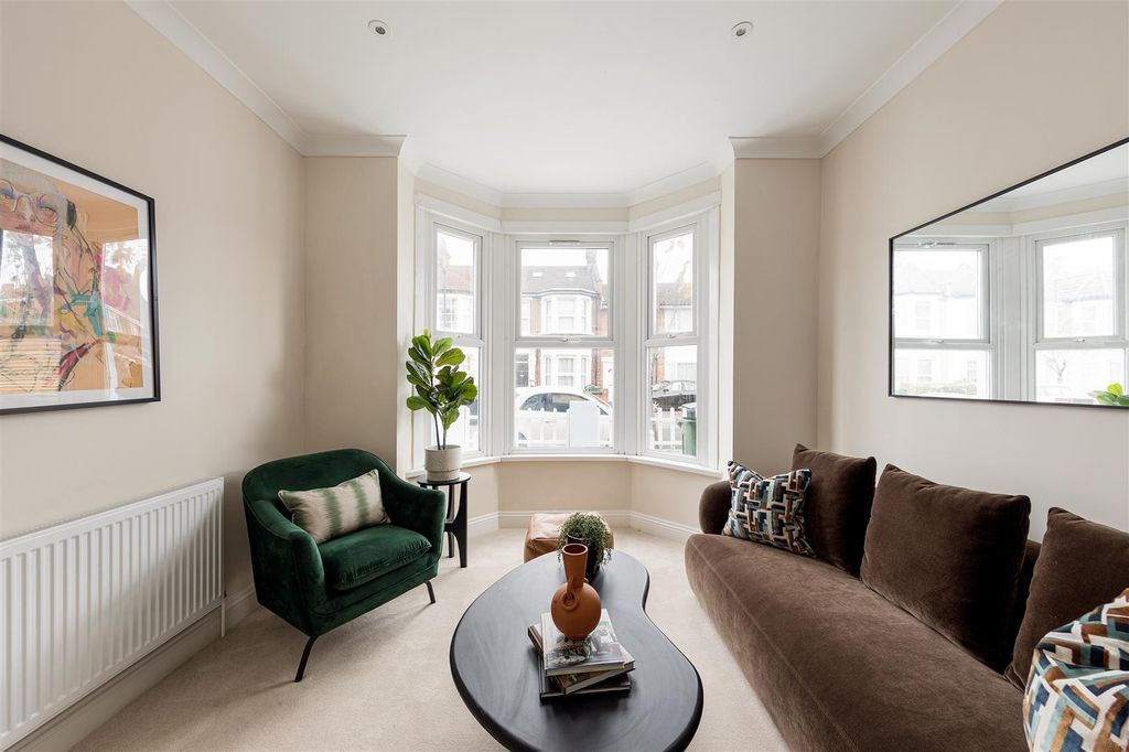 Property photo 2 of 52 Leasowes Road E10