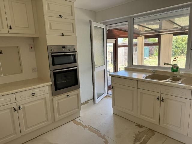 Property photo 3 of 9 Kitchen
