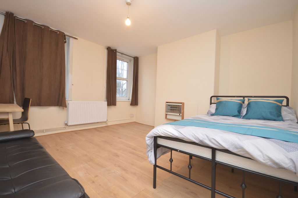 Property photo 1 of 6 Double Room To Rent In Flat Share