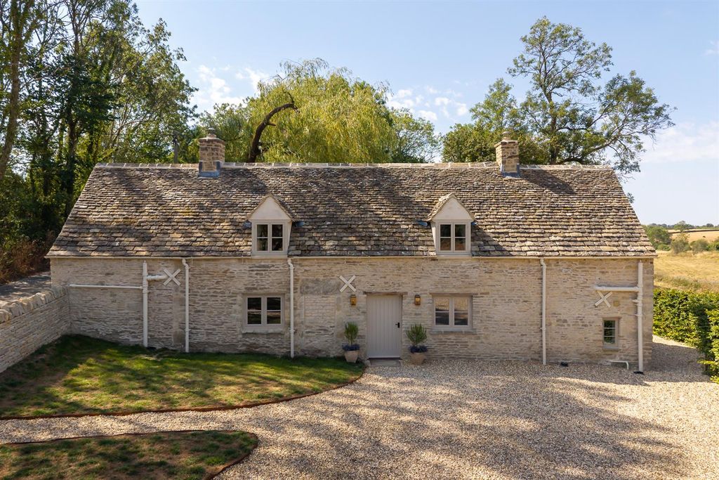 Property photo 1 of 34 51 - Castle Cottage - Gl7 5Ed - Web.Jpg