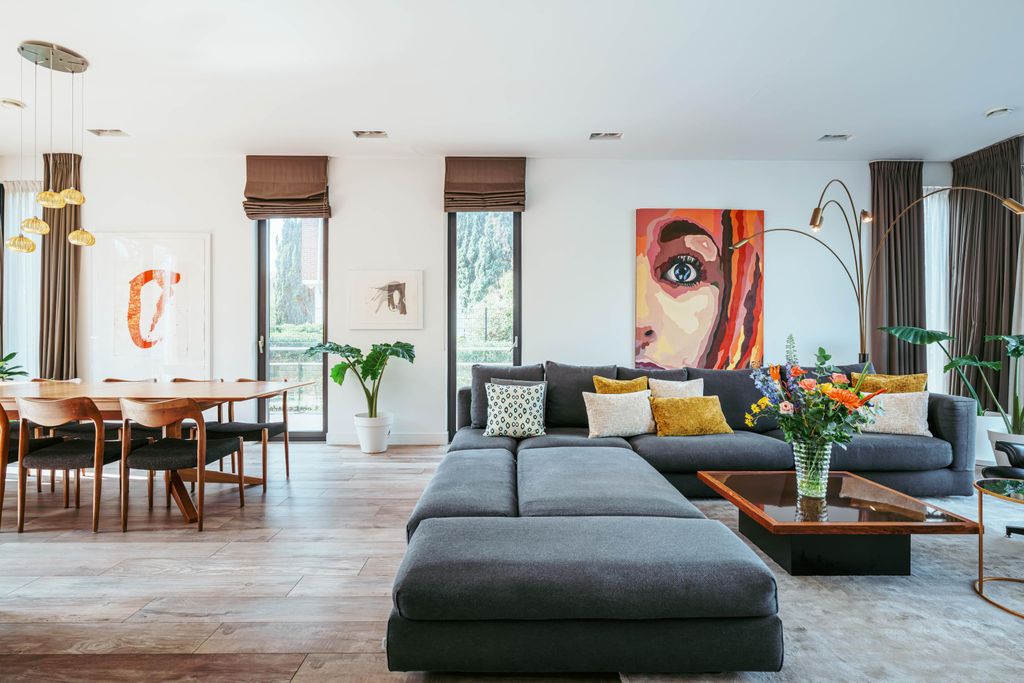 Property photo 2 of 60