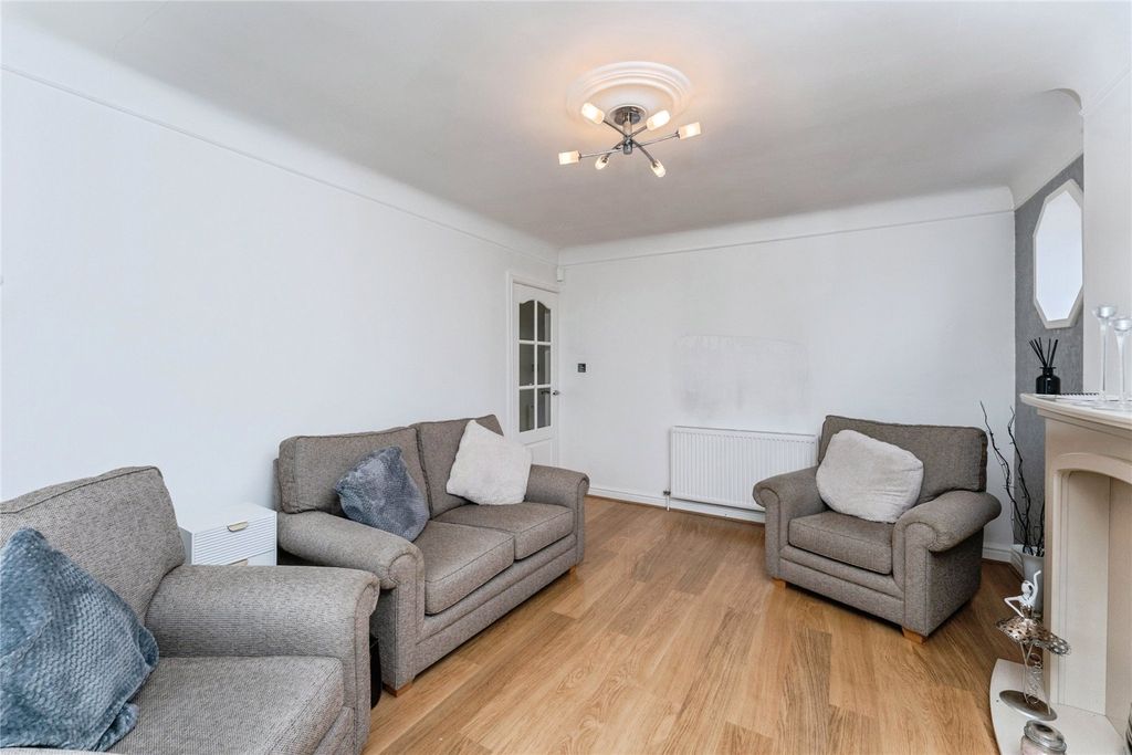 Property photo 3 of 17 Lounge