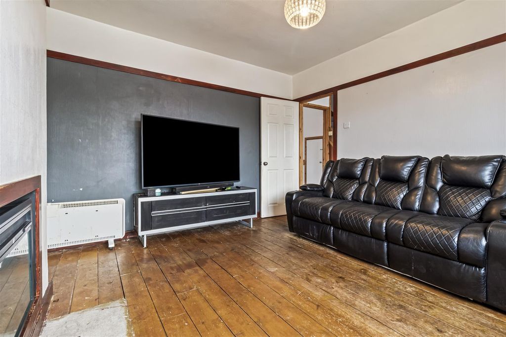 Property photo 2 of 14 98 North Farm Road-002.Jpg