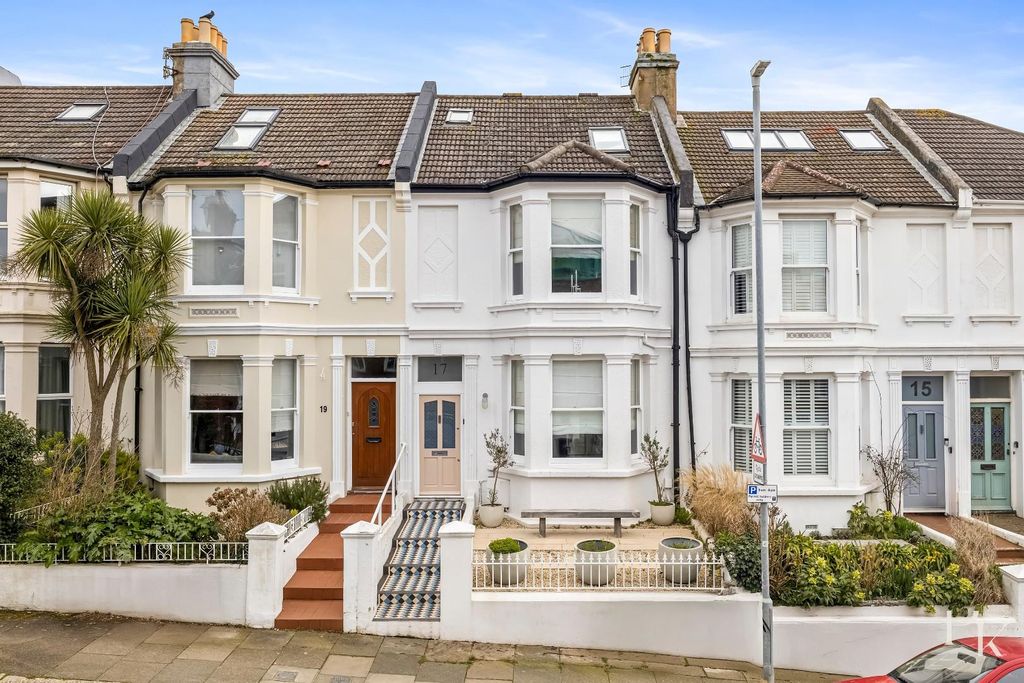 Property photo 2 of 23 Fonthill Road, 17-004.Jpg