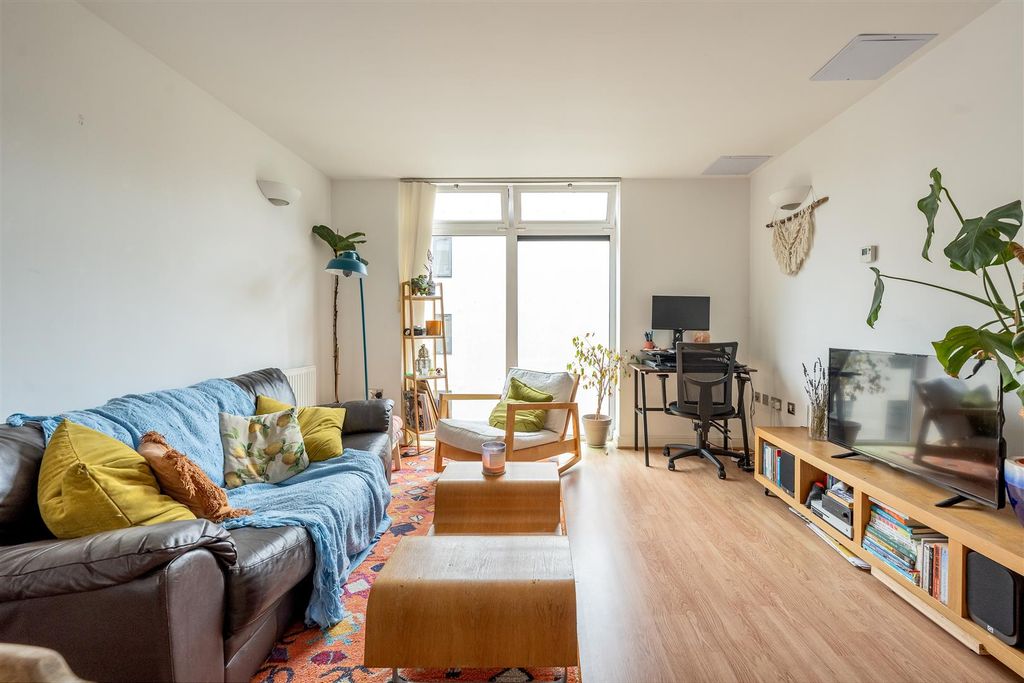 Property photo 1 of 17 Martello Street, E8