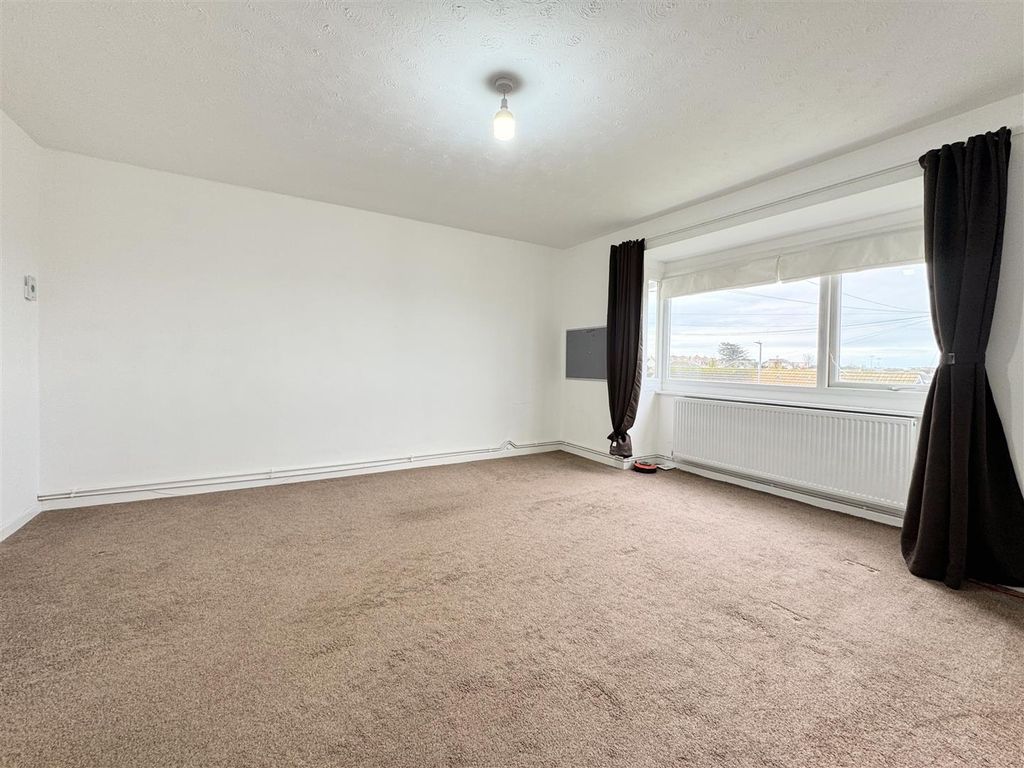 Property photo 3 of 14 Lounge