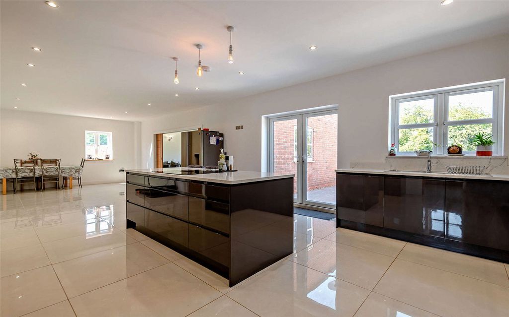 Property photo 3 of 20 Kitchen/Dining Room