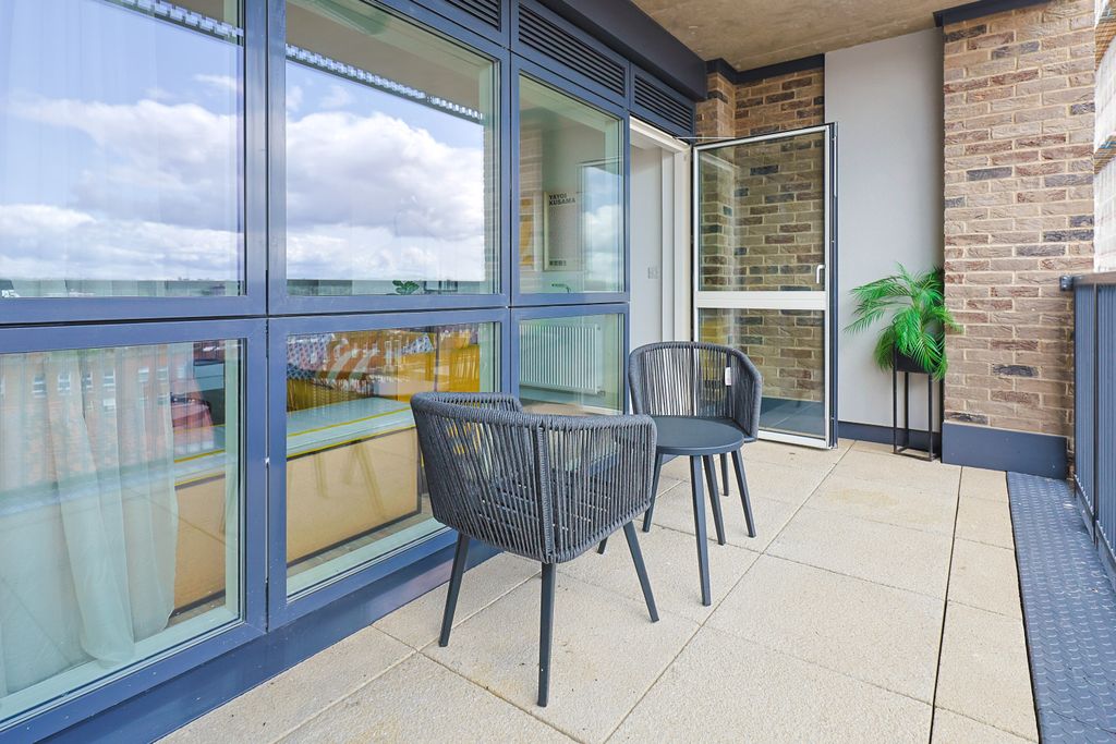 Property photo 1 of 15 Edgware Parade