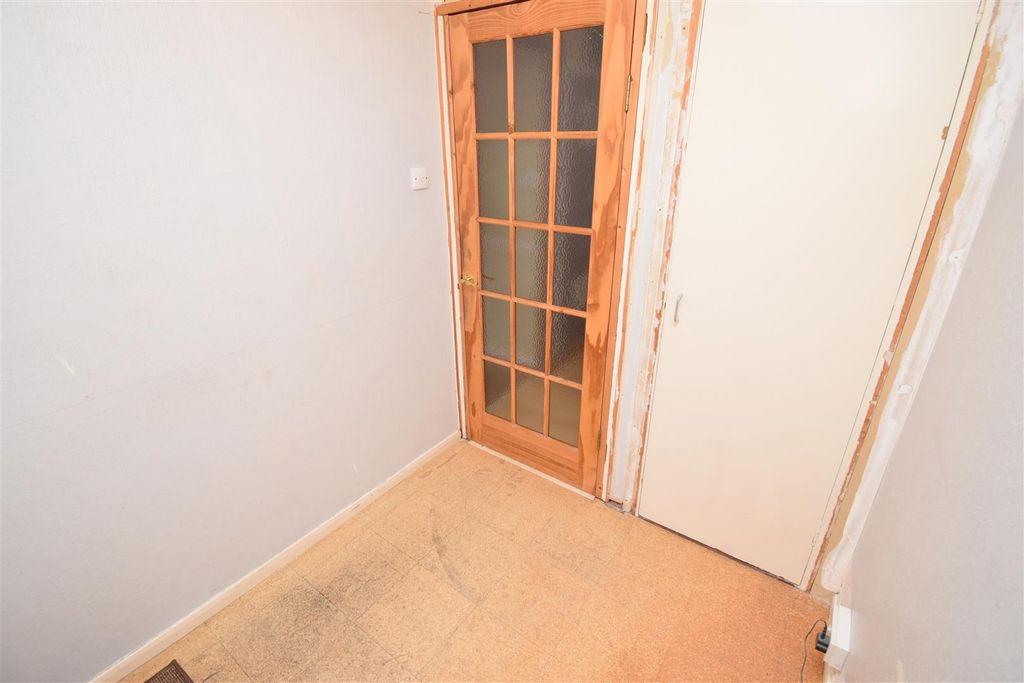 Property photo 3 of 18 Entrance Vestibule (2).Jpg