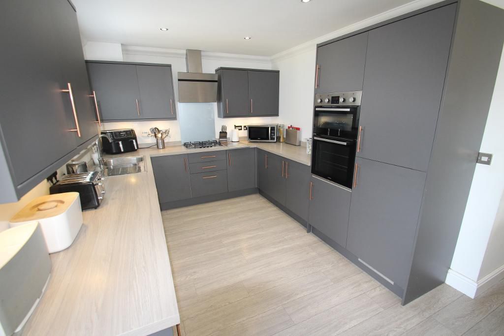 Property photo 3 of 17 Kitchen