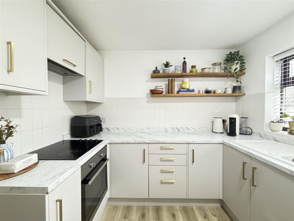 Property photo 2 of 16 Kitchen 2