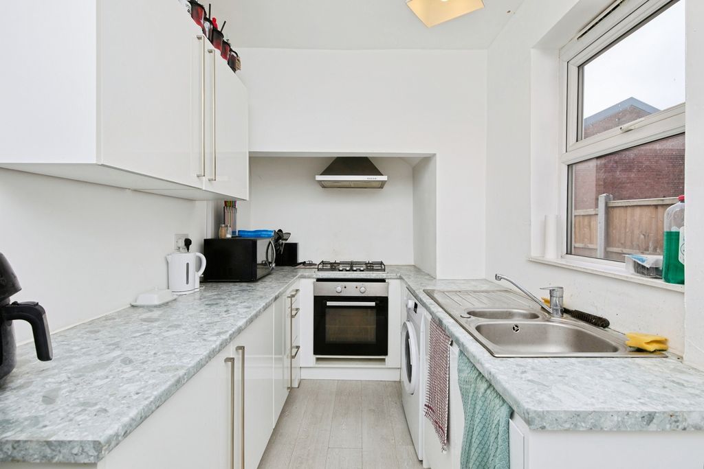 Property photo 2 of 17 Kitchen