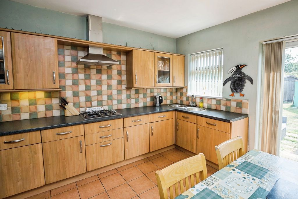 Property photo 3 of 17 Kitchen