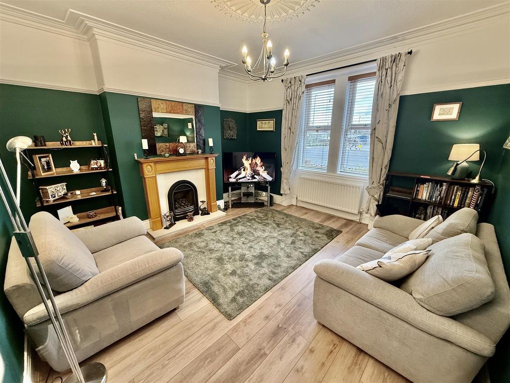 Property photo 2 of 20 Lounge